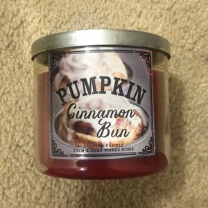Bath and body works pumpkin cinnamon bun candle